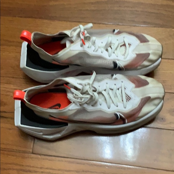 Nike Zoom Tennis Shoes - Picture 3 of 8